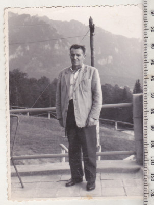 bnk foto Barbat pe terasa cabanei Muntele Rosu - 1966 foto