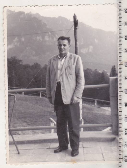 bnk foto Barbat pe terasa cabanei Muntele Rosu - 1966