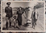 Stradala din perioada interbelica, militar roman cu familia// fotografie, Romania 1900 - 1950, Portrete