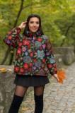 Geaca dama cu gluga si imprimeu flori pe fond negru