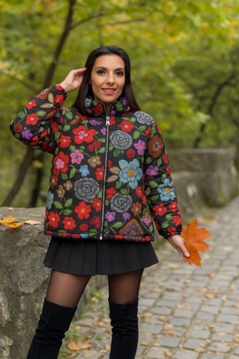 Geaca dama cu gluga si imprimeu flori pe fond negru