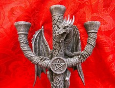 SFESNIC TREI BRATE STIL GOTIC DECORAT CU DRAGON SI PENTAGRAMA 29.5 CM