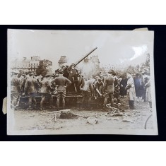 APARAREA ANTIAERIANA LA LONDRA , MONTAREA UNUI TUN , FOTOGRAFIE MONOCROMA, PE HARTIE LUCIOASA , DATATA 29.9 1938 , PREZINTA PETE SI URME DE UZURA