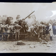 APARAREA ANTIAERIANA LA LONDRA , MONTAREA UNUI TUN , FOTOGRAFIE MONOCROMA, PE HARTIE LUCIOASA , DATATA 29.9 1938 , PREZINTA PETE SI URME DE UZURA