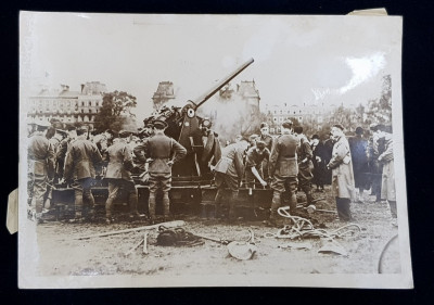 APARAREA ANTIAERIANA LA LONDRA , MONTAREA UNUI TUN , FOTOGRAFIE MONOCROMA, PE HARTIE LUCIOASA , DATATA 29.9 1938 , PREZINTA PETE SI URME DE UZURA foto