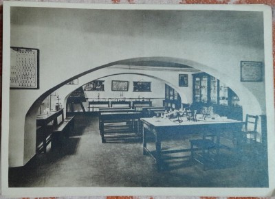Carte postala, Scoala Centrala de Fete din Bucuresti. Laboratorul de chimie, perioada interbelica foto