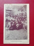 Un grup de grevisti si greviste
