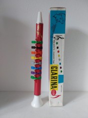 Jucarie vintage Hohner Clarina Color, Made in Germany anii 60, in stare foarte buna, cu cutia originala, functioneaza corect