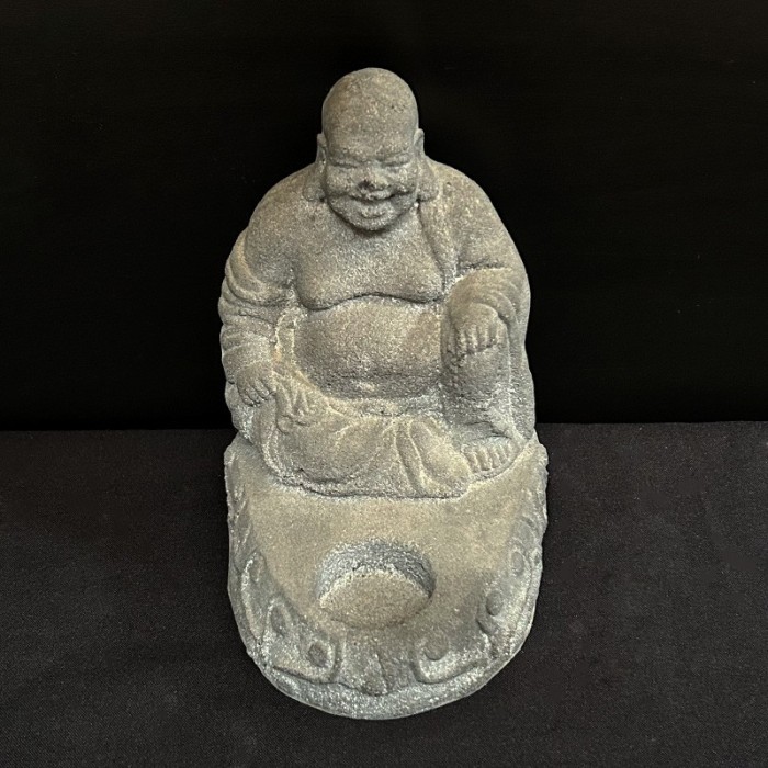 Suport pentru lum&acirc;nare din piatră &ndash; Buddha z&acirc;mbitor, Indonezia