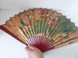 Evantai chinezesc cu flori si pasari de fundal auriu, hartie si lemn vopsit in rosu, vintage, CHINA, asiatic