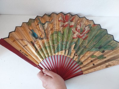 Evantai chinezesc cu flori si pasari de fundal auriu, hartie si lemn vopsit in rosu, vintage, CHINA, asiatic foto