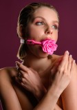 Cumpara ieftin Taboom Malibu Rose Ball Gag - Taboom Malibu Rose Mouth Gag -&nbsp; calus din silicon ce ia forma unui trandafir seducator, facandu-l un plus elegant pentru