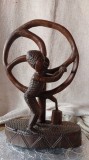 Arta AFRICANĂ La f&acirc;nt&acirc;nă, sculptată &icirc;n lemn