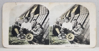 TANARA DAND LECTII DE FRANCEZA SOLDATILOR AMERICANI , FOTOGRAFIE STEREOSCOPICA , POLICROMA, PE CARTON , PRIMUL RAZBOI MONDIAL foto