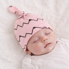 Caciulita roz cu imprimeu tip fes piticot pentru bebelusi (Marime Disponibila: