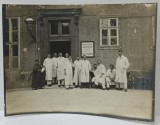 DOCTORI IN FATA CLINICII FREIH. v EISELBERG , GERMANIA , FOTOGRAFIE DE GRUP , CCA. 1900