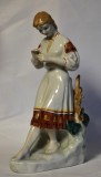 Statueta din portelan Polonne ZHK Ucraina URSS - Fata in port popular cu floare in mana - cca.1960