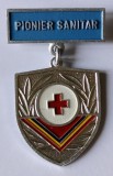 INSIGNA PIONIER SANITAR ALUMINIU VOPSIT 34/27 MM IMPRIMAREA PE VERSO TIP CUB IMPECABILA PIONIERI PIONERESC ( CITITI DESCRIEREA ), Romania de la 1950