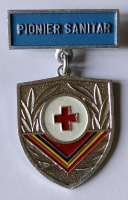 INSIGNA PIONIER SANITAR ALUMINIU VOPSIT 34/27 MM IMPRIMAREA PE VERSO TIP CUB IMPECABILA PIONIERI PIONERESC ( CITITI DESCRIEREA ) foto