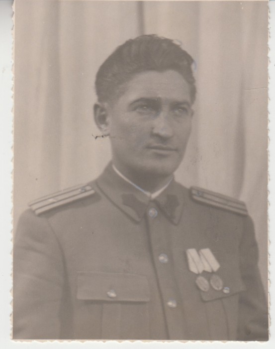 QW18 56 - Fotografie foarte veche - Militar cu decoratii - anii 1950