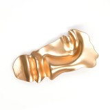 Brosa aurie cu design fluid si finisaj metalic