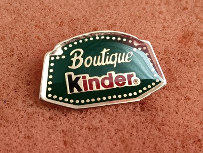 QW9 J 2 - insigna - tematica reclama - Boutique kinder foto