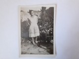Fotografie dimensiune 6/9 cm cu femeie &icirc;n grădină
