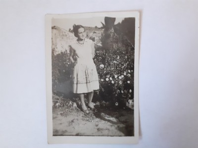 Fotografie dimensiune 6/9 cm cu femeie &amp;icirc;n grădină foto