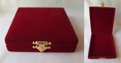 Cutie de LUX, veche, pentru prezentare, depozitare insigna, decoratie, placheta - medalie cu dimensiunea de 8 x 8.5 cm foto