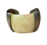 BRĂȚARĂ VINTAGE DE TIP CUFF DIN METAL ȘI OS, LUCRATA MANUAL