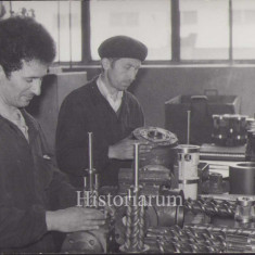 HST P2/573 Poză muncitori în atelier România comunistă