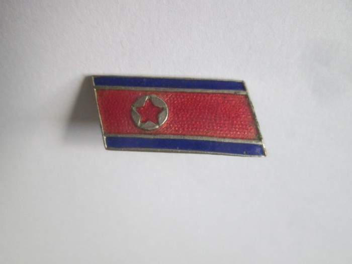 Rara! Coreea de Nord insigna colectie cu drapelul national din anii 60