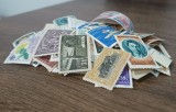 PLICURI FILATELICE CU TIMBRE - 100 DE TIMBRE ROM&Acirc;NEȘTI MNH + CADOU 1 COLIȚĂ