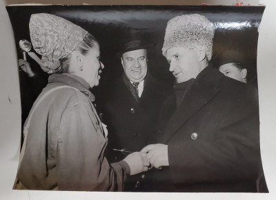 NICOLAE CEAUSESCU INTAMPINAT CU FLORI DE O MUNCITOARE , IN VIZITA DE LUCRU , FOTOGRAFIE DE PRESA , ANII &amp;#039; 70 foto