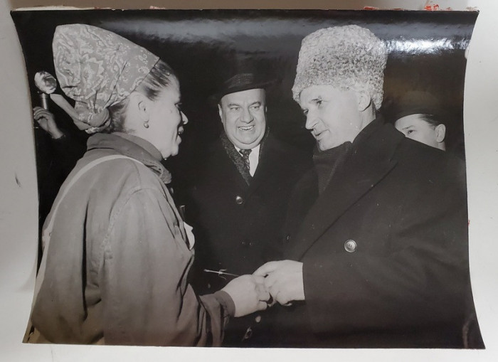 NICOLAE CEAUSESCU INTAMPINAT CU FLORI DE O MUNCITOARE , IN VIZITA DE LUCRU , FOTOGRAFIE DE PRESA , ANII &#039; 70