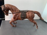 Impunător cal din rășină dură,vechi,stil clasic de dimensiune mare -38,5 cm,stare perfectă,de colecție/decor.