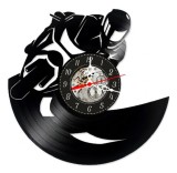 Ceas de perete decorativ Motociclist pe Circuit, realizat din disc de vinil upcycled, model Moto GP / Superbike, negru, 30 cm