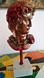 Bust David cu postament marmură 24 cm h. Roșu /auriu. Bust rășină 14 cm h cu lanț bicolor, mobil. Fixat prin tijă pe bază marmură 3 cm h