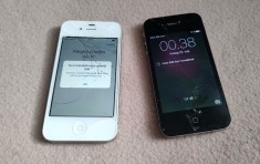 Lot de 2 iPhone 4s de 16 Gb - defecte - alb si negru foto