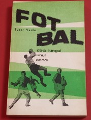 Carte Fotbal - &quot;FOTBAL DE-A LUNGUL UNUI SECOL&quot; de Tudor Vasile