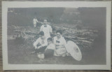 Grup de domnisoare, taran curatind copaci in fundal/ fotografie, Romania 1900 - 1950, Portrete