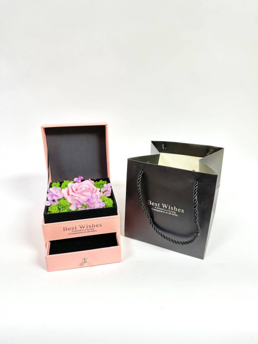 Cutie pentru bijuterii cu licheni stabilizati si trandafir criogenat roz 8 cm