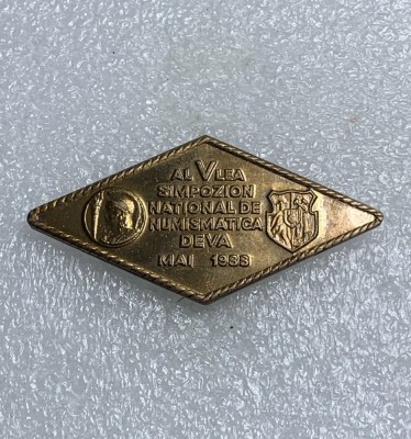 Insigna al V le-a simpozion național de numismatică Deva mai 1988 foto