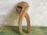Spargator de alune sau nuci model deosbit din lemn cu elemente traditionale !