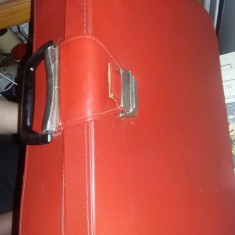 geamantan tip valiza veche perioada Ceausista,valiza ROSIE,incuietoare,antic