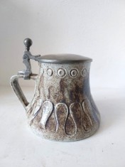 Halba de bere vintage, ceramica cu capac de metal, semnata pe fund LU, 11.5cm inaltime