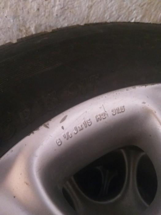 Vând cauciucuri cu jante aliaj Vând cauciucuri cu jante aliaj