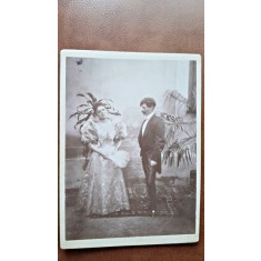 Fotografie pe carton, barbat si femeie cu evantai, perioada interbelica