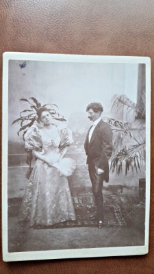 Fotografie pe carton, barbat si femeie cu evantai, perioada interbelica foto