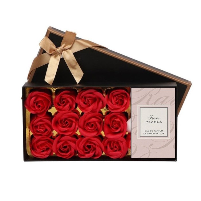 Set cadou Avon Rare Pearls pentru femei, apa de parfum 50 ml si 12 trandafiri din sapun parfumat in cutie eleganta